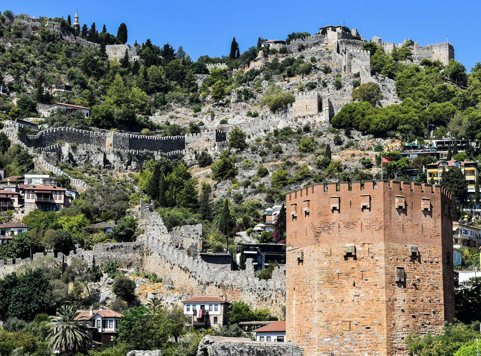 Alanya limanında sekizgen Kızıl Kule ve arkasında kale surları